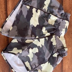 Lululemon hotty hot shorts. Size 0. 4 inch. Never worn.